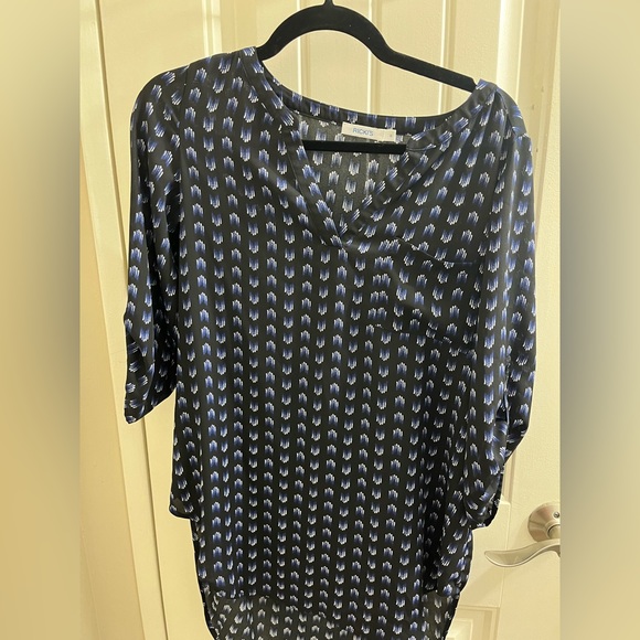 Ricki’s vneck blouse hi low hem. - Picture 1 of 3